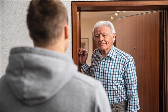 Vorsicht bei Handwerkerschnäppchen: Ein angeblicher Handwerker unterbreitet dem Senior an der Haustür ein unschlagbar günstiges Angebot - doch am Ende wird es teuer. Symbolbild: www.polizeiberatung.de