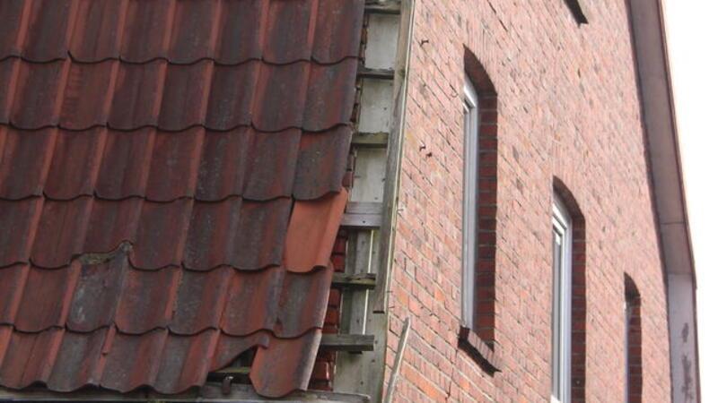 Vorsicht vor fliegenden Ziegeln: Ganze Reihen haben sich schon gelöst und sind zu Boden gegangen