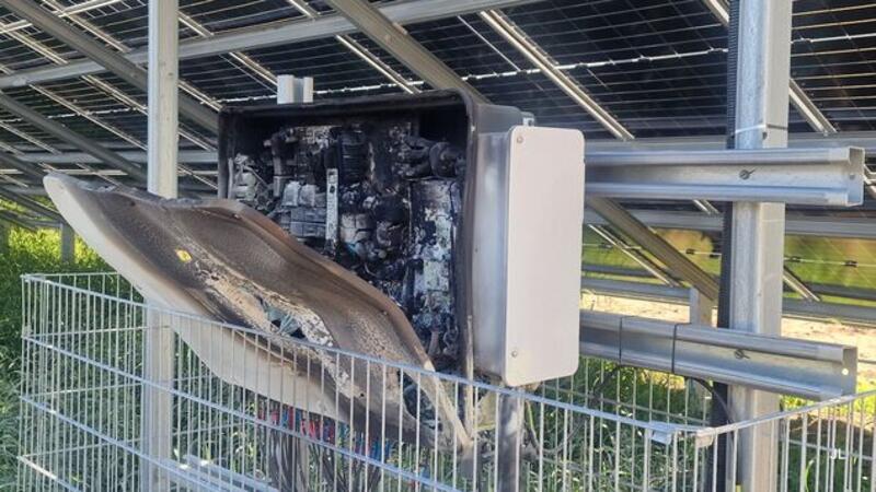 Feuer im Solarpark: Strom kann zunächst nicht abgestellt werden Vorsichtig wird der völlig ausgebrannte Wechselrichter geöffnet.