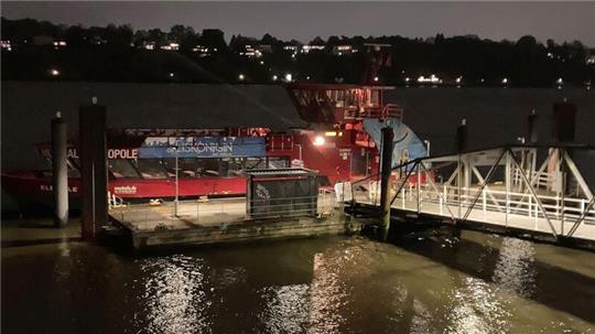 Vorsichtshalber müssen alle Fahrgäste am Bubendey-Ufer die Hafenfähre verlassen.