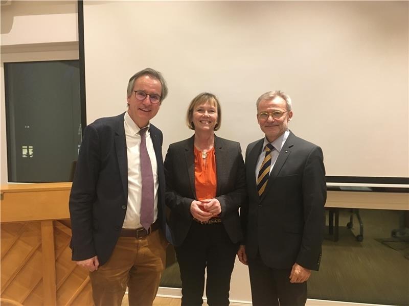 Vorsitzende Silvia Nieber mit den Vorstandsmitgliedern des Vereins Dr. Christoph Hancken (links) und Prof. Benno Stinner.