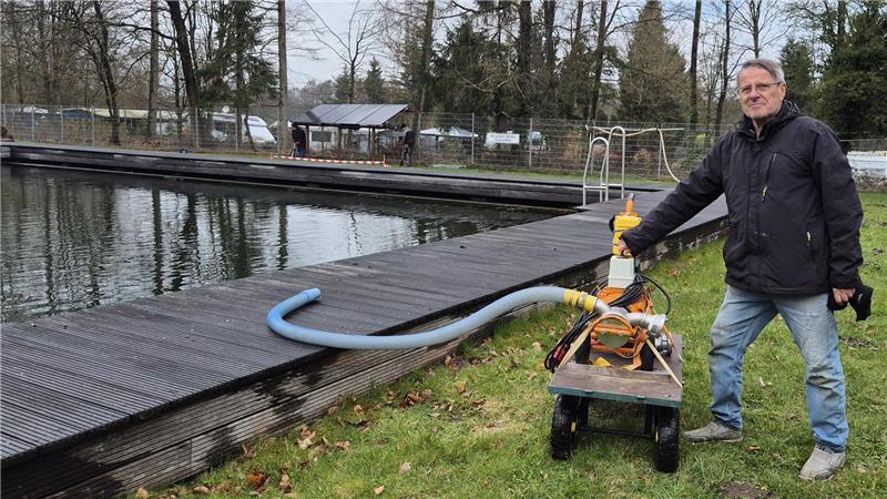 Vorsitzender Bernd Eschig zeigt, wie die Pumpe arbeitet.