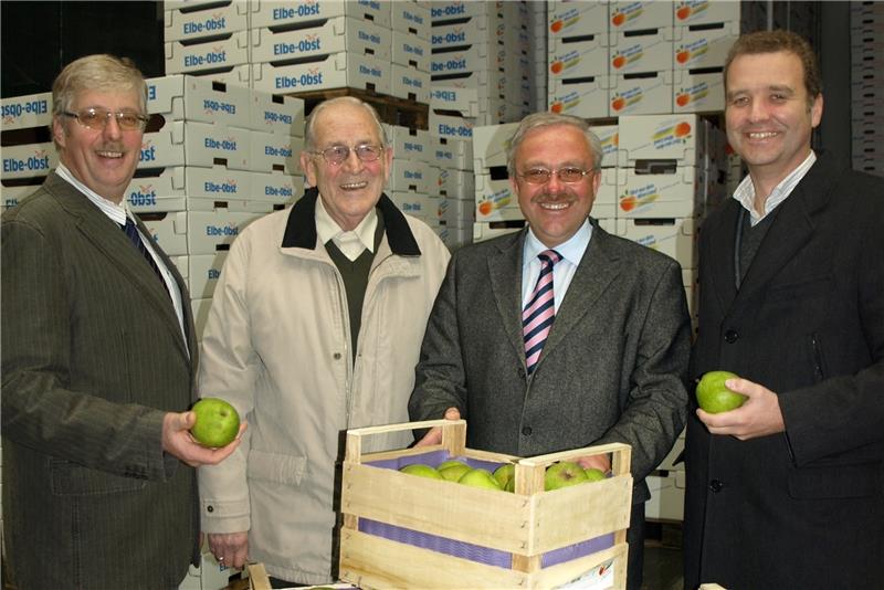 50 Jahre Elbe-Obst: Eine kurze Geschichte Vorsitzender Hans-Herbert zum Felde (seit 2009) mit seinen beiden Vorgängern Dr. Johannes Pape (†; 1968 - 1991) und Heinrich Völkers (1991 - 2009) und Geschäftsführer Stefan Moje beim 40. Elbe-Obst Geburtstag (von links). Foto Vasel