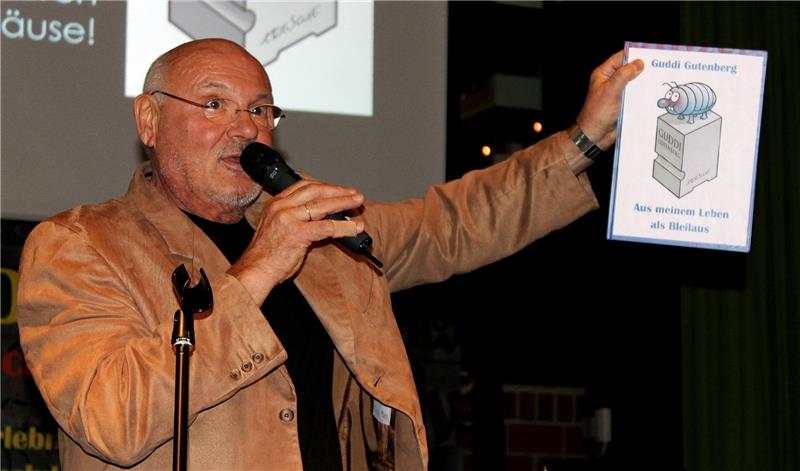 Vorsitzender Reinhard Riedel präsentiert Guddis Autobiografie „Aus meinem Leben als Bleilaus“.