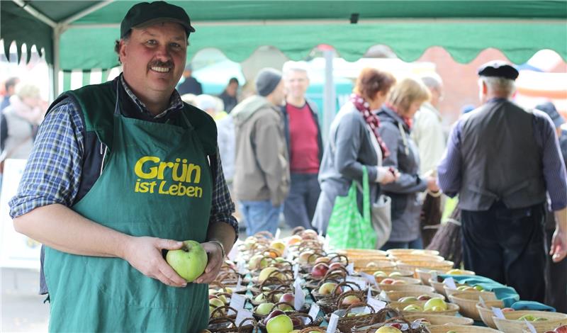 Vorsitzender Volkhard Treisch informiert über alte Sorten. Foto Meybohm