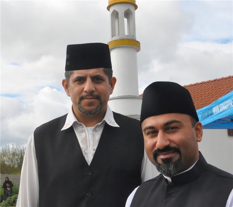 Vorsitzender Zia Ahmed (links ) und Zeeshan Rajput, in der Ahmadiyya-Gemeinde zuständig für den interreligiösen Dialog , begrüßen die Gäste in der Moschee am Bullenhof. Foto Wahba