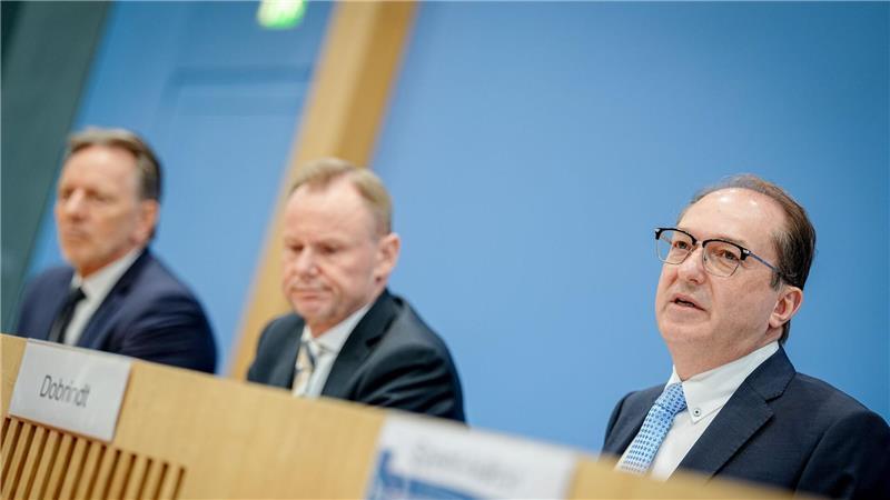 Innenminister beraten über Bußgelder und Sicherheitsfragen Vorsitzender der Innenministerkonferenz von Bund und Ländern ist aktuell Hamburgs Innensenator, Andy Grote (M). (Archivbild)