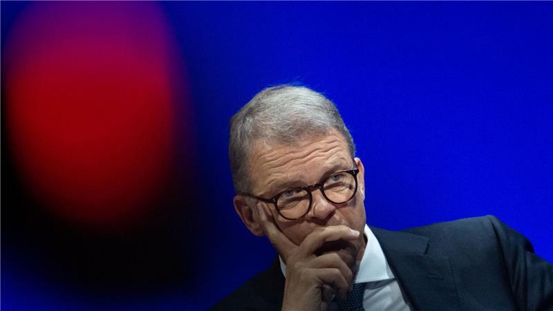 Deutsche Bank: Proteste und Kritik an Aufsichtsratsvergütung Vorstandschef Christian Sewing will die Rendite nach oben treiben - auch dank KI.