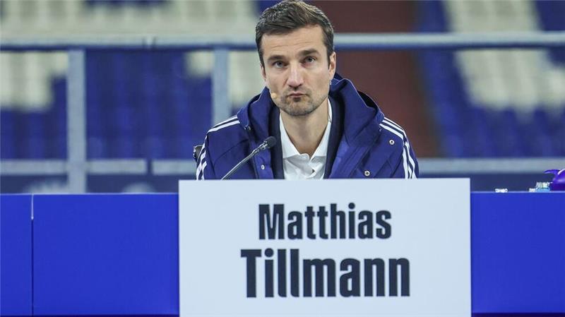 Viel Kritik auf hitziger Schalker Mitgliederversammlung Vorstandschef Matthias Tillmann gab dem geschassten Sportchef Marc Wilmots die Schuld für die sportliche Situation.