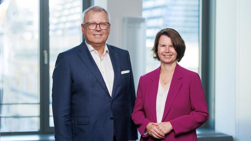 Frankfurter und Aschaffenburger planen Fusion Vorstandssprecher der Raiffeisen-Volksbank Aschaffenburg Claus Jäger posiert zusammen mit der Vorstandsvorsitzenden der Frankfurter Volksbank Rhein/Main Eva Wunsch-Weber. Die beiden Banken planen für 2024 einen Zusammenschluss. Damit würden sie die größte Volksbank Deutschlands werden.