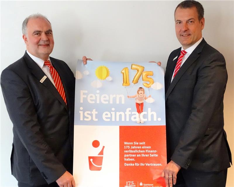 Vorstandsvertreter Gerhard Oestreich (links) und der neue Vorstandsvorsitzende Andreas Sommer mit dem Veranstaltungsplakat.