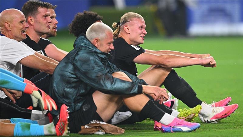 Vorzeitig im Sechzehntelfinale: Erling Haaland (r.) und seine Norweger.