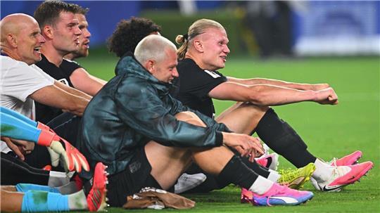 Vorzeitig im Sechzehntelfinale: Erling Haaland (r.) und seine Norweger.