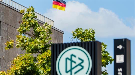 WM 2026: Deutschlandfahne weht vor dem DFB-Campus
