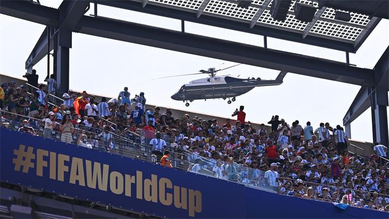 WM-Finale 2026: Hubschrauber über Stadion in East Rutherford