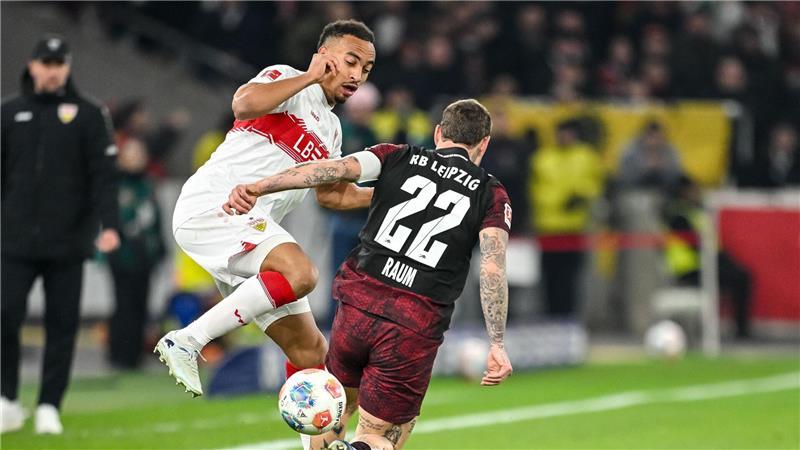 WM-Kandidaten im Vergleich: Stuttgarts Jamie Leweling (l) im Duell mit David Raum.