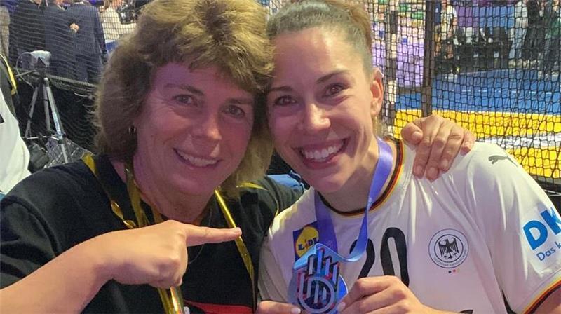 WM-Silber: Andrea Bölk und Tochter Emily Vogel nach dem Finale in Rotterdam.