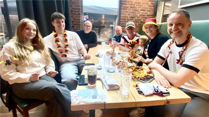 WM-Stimmung im Hoddows Gastwerk in Buxtehude: Inhaber Christoph Hoddow (rechts) reist diese Woche selbst in die USA.