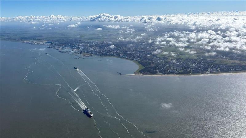 Wachstum im Hafen könnte der Stadt Cuxhaven (Luftbild) zwischen 2000 und 4000 zusätzliche Arbeitsplätze und eine erkleckliche Anzahl von Neubürgern bescheren. Die Stadt muss darauf mit Wohnraum und einem größeren Infrastrukturangebot reagieren.