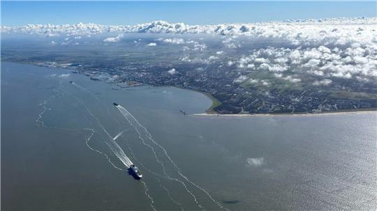 Wachstum im Hafen könnte der Stadt Cuxhaven (Luftbild) zwischen 2000 und 4000 zusätzliche Arbeitsplätze und eine erkleckliche Anzahl von Neubürgern bescheren. Die Stadt muss darauf mit Wohnraum und einem größeren Infrastrukturangebot reagieren.