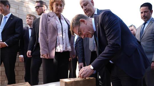 Wadephul zurückhaltend bei rascher Rückführung von Syrern Wadephul hat sich erschüttert vom Ausmaß der Zerstörung nahe der syrischen Hauptstadt Damaskus gezeigt.