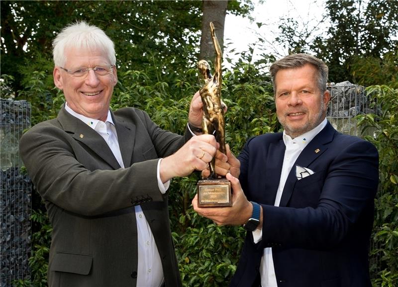 Wähler-Geschäftsführer Frank von der Geest (links) und Gesellschafter Ulrich Seier freuen sich über den Großen Preis des Mittelstands .