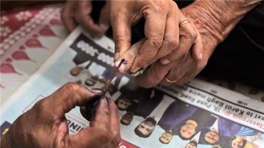 Wählerinnen und Wählern, die ihre Stimme abgegeben haben, wird der Finger mit Farbe markiert. Ergebnisse der Parlamentswahl in Indien soll es am 4. Juni geben.