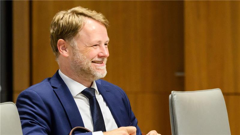Während Finanzminister Heere von einem historischen Investitionspaket spricht, wirft ihm die Opposition eine inhaltsleere Schuldenaufnahme vor.
