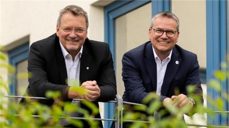 Während Kai Schulz (rechts) die Verantwortung für den DRK-Kreisverband Stade übernimmt, beginnt für Uwe Lütjen (links) ein neuer Lebensabschnitt.