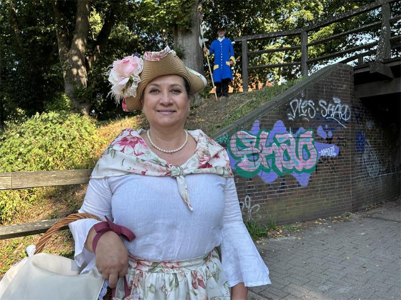 Wo ist Andreas? Außergewöhnliche Suchaktion in Stades Altstadt Während Margarete Henne gemeinsam mit den Gästen ihren Mann sucht, patrouilliert ein Soldat auf den Wallanlagen. Wer keinen Passierschein hat, kriegt Probleme.