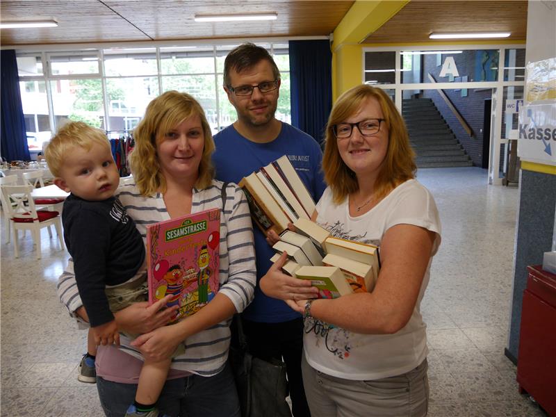 Während Monika Butschinksi (links) ein Kinderbuch für ihren Neffen Iven fand, deckten sich Mathias und Silvia Bürger mit Krimis ein. Foto Umland