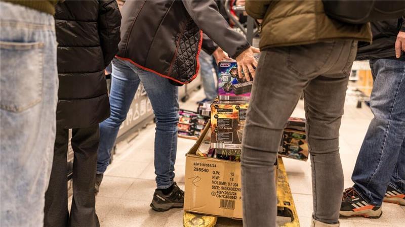 Volle Warentische - Silvestergeschäft angelaufen Während Supermarkt-Mitarbeiter noch die Regale einräumen, warten die ersten Kunden schon aufs Feuerwerk.