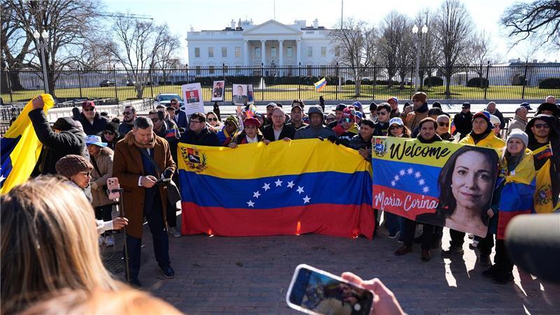 Während Trump Machado trifft, versammeln sich Menschen vor dem Weißen Haus. 