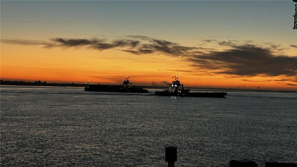 Während auf der "Wischhafen" gefeiert wird, begegnen sich auf der Elbe die Schwe...