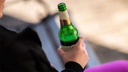 Während bei jungen Frauen das Rauschtrinken zurückgegangen ist, liegt es bei jungen Männern laut einer Studie weiterhin auf hohem Niveau.