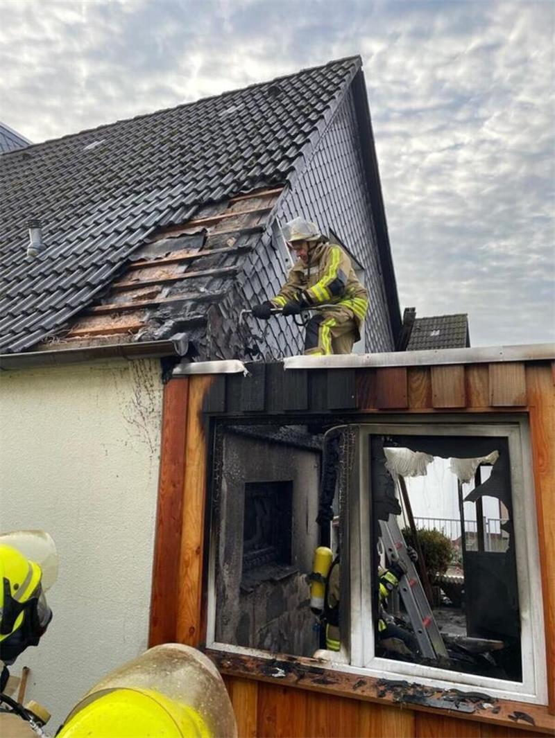 Feuer in Cuxhaven: Flammen kommen gefährlich nah an weiteres Gebäude Während beschädigte Dachpfannen relativ leicht entfernt werden können, um versteckte Glutnester aufzuspüren, gestaltet sich die Entfernung der Schieferplatten an der Fassade schwieriger.