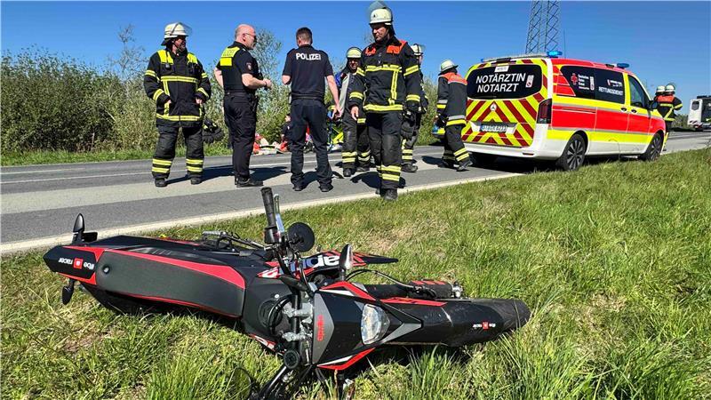 Während das Fahrzeug rechts neben der Straße landete, kam der Fahrer auf der anderen Straßenseite zum Liegen.
