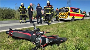 Während das Fahrzeug rechts neben der Straße landete, kam der Fahrer auf der anderen Straßenseite zum Liegen.