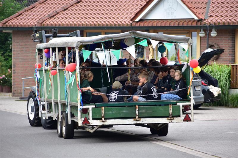Schmierseifen-Show: Burweg feiert Schützenfest - und seinen Dorfhumor Während das Schützenvolk nach der Proklamation marschiert, drehen die jüngsten Schützen ihre eigene Runde.
