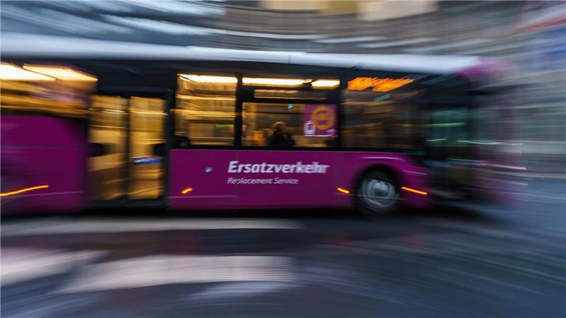 Während den Baumaßnahmen auf der Riedbahn zwischen Frankfurt und Mannheim setzte die Bahn rund 150 Ersatzbusse ein. (Archivbild)