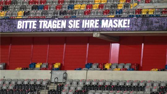 Während der Amateurfußball zu Corona-Hochzeiten ruhte, wurde der Bundesliga-Alltag in leeren Stadien fortgesetzt.