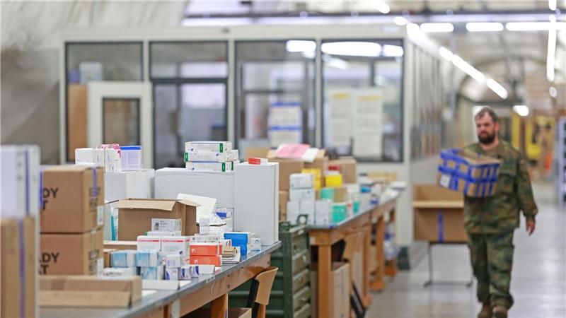Eine ganz besondere Apotheke Während der Arbeit müssen die Soldaten immer in der Nähe eines Sauerstoffselbstretters sein.