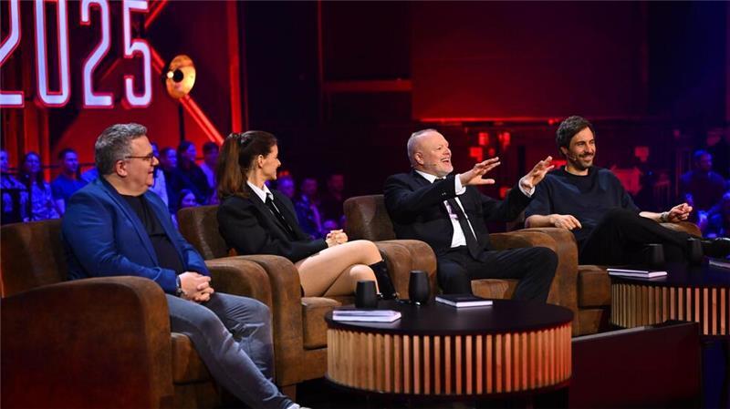 Raabs schwierige ESC-Auswahl: „Zu viele gute Leute“ Während der Auftritte führt Raab in einem Notizbuch ein „ausgefuchstes Punktesystem“, dass ihm beim Entscheiden hilft.