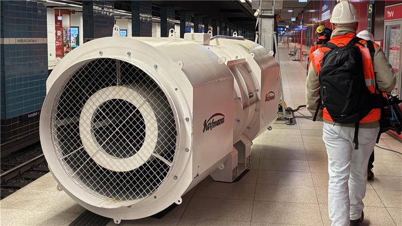 Während der Bauarbeiten versorgen gewaltige Belüftungsmaschinen den mehr als 4 Kilometer langen Harburger S-Bahn-Tunnel mit frischer Luft.