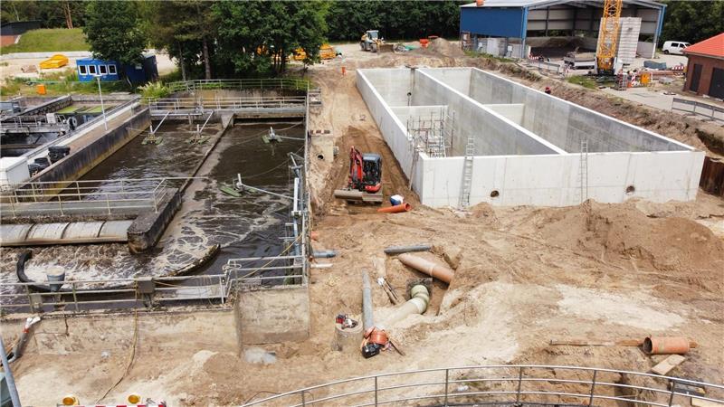 Warum Bakterien im Harsefelder Klärwerk jetzt Hochleistung bringen Während der Bauphase im Sommer: links das alte Becken, rechts das neue Belebungsbecken.
