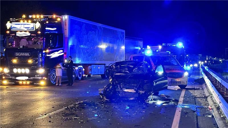 Schwerer Unfall auf A1 bei Bockel – Vier Verletzte, Pkw brennt Während der Bergungs- und Löscharbeiten wurde die A1 gesperrt. Der Verkehr auf der Autobahn staute sich.