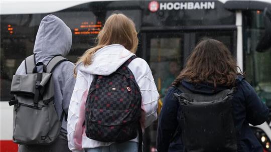 Während der Busfahrt randalierte ein 30-jähriger Mann und verletzte dabei ein Kind.