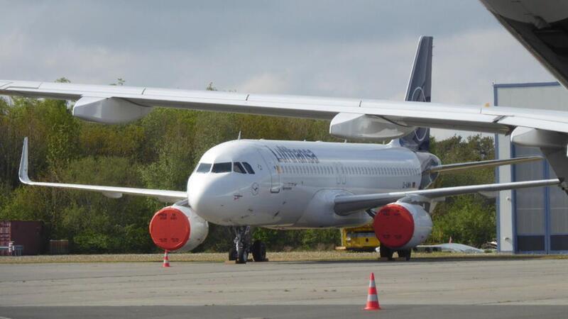 Höhenflug: Flughafen im Kreis Cuxhaven hat immer mehr zu tun Während der Corona-Krise wurde der private Teil des Nordholzer Flughafens vorwiegend als Parkplatz für Maschinen von Fluggesellschaften genutzt. Inzwischen herrscht dort wieder Flugbetrieb.