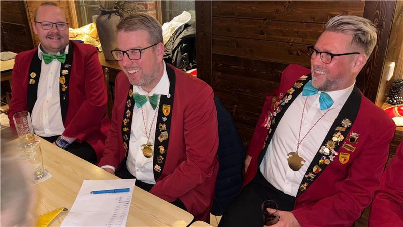 Während der Elferrat den neuen Prinzen wählt, nimmt Mirko Witkowski (Mitte) Wetten entgegen.