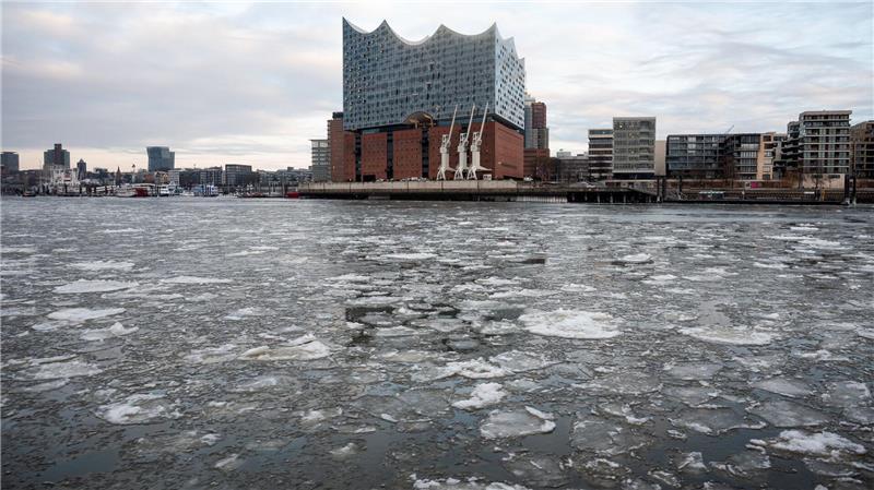 Eisschollen behindern Fähren im Hamburger Hafen Während der Fahrt durch die Eisschollen vibriert es an Bord der Hafenfähren stärker.